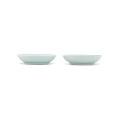 A PAIR OF CELADON-GLAZED DISHES - Foto 3