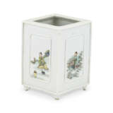 A FAMILLE ROSE 'IMMORTALS' SQUARE BRUSHPOT - Foto 1