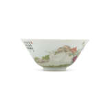 A FAMILLE ROSE INSCRIBED ‘THREE RAMS’ BOWL - Foto 1