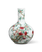 Guangxu-Periode. A LARGE FAMILLE ROSE ‘NINE PEACHES’ VASE, TIANQIUPING