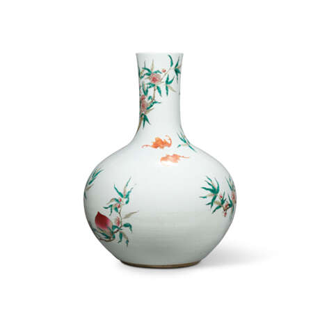 A LARGE FAMILLE ROSE ‘NINE PEACHES’ VASE, TIANQIUPING - Foto 4