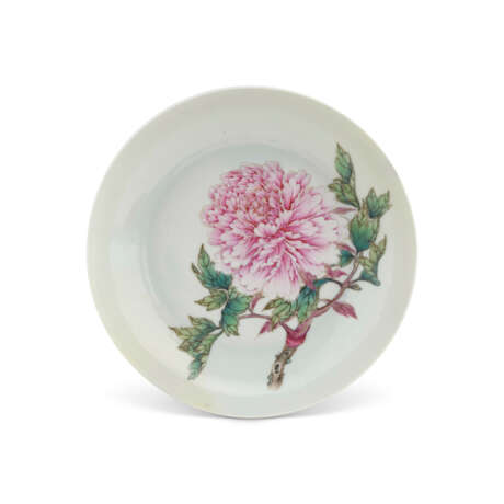 A FAMILLE ROSE PEONY LIME-GREEN-GROUND DISH - photo 1