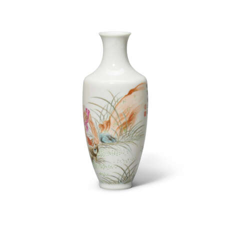 AN INSCRIBED FAMILLE ROSE 'TAMING TIGER LUOHAN' VASE - Foto 3