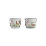 A PAIR OF FAMILLE ROSE ‘BOY AND COCKERAL’ CUPS - фото 1