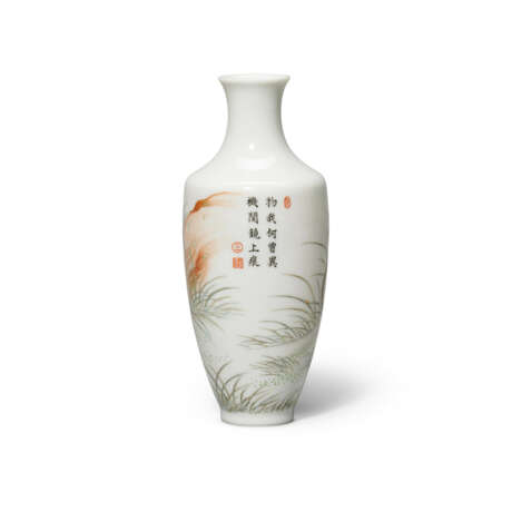 AN INSCRIBED FAMILLE ROSE 'TAMING TIGER LUOHAN' VASE - фото 4