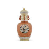 A FAMILLE ROSE REVOLVING AND RETICULATED VASE - Foto 1
