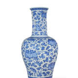 GRAND VASE EN PORCELAINE BLEU BLANC - Foto 3