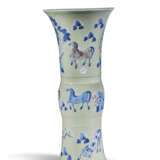 VASE EN PORCELAINE BLEU BLANC ET ROUGE DE CUIVRE &#192; FOND C&#201;LADON &#192; D&#201;COR DE CHEVAUX, GU - фото 3