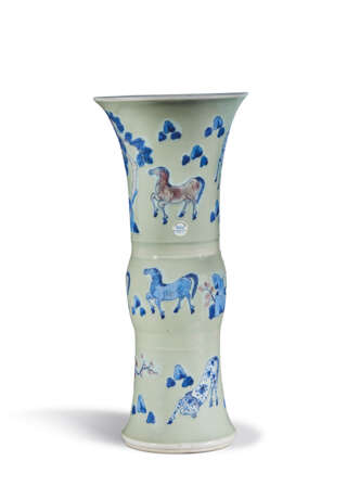 VASE EN PORCELAINE BLEU BLANC ET ROUGE DE CUIVRE &#192; FOND C&#201;LADON &#192; D&#201;COR DE CHEVAUX, GU - Foto 3