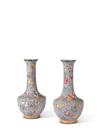 PAIRE DE VASES EN &#201;MAUX PEINTS - photo 1