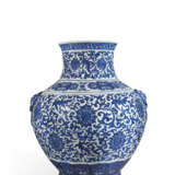 GRAND VASE EN PORCELAINE BLEU BLANC, HU - Foto 1