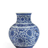 GRAND VASE EN PORCELAINE BLEU BLANC, HU - photo 2