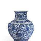 GRAND VASE EN PORCELAINE BLEU BLANC, HU - photo 3