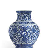 GRAND VASE EN PORCELAINE BLEU BLANC, HU - Foto 4