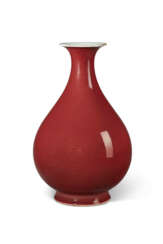 VASE EN PORCELAINE &#201;MAILL&#201;E ROUGE, YUHUCHUNPING