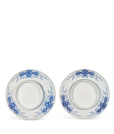 PAIRE DE COUPES EN PORCELAINE NABESHIMA - photo 3