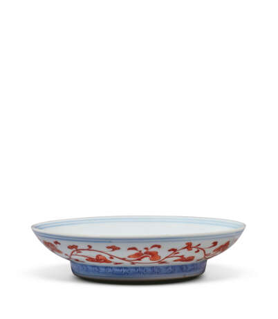 COUPE EN PORCELAINE BLEU BLANC &#192; D&#201;COR EN ROUGE DE FER DE LINGZHI - photo 2