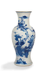 GRAND VASE BALUSTRE EN PORCELAINE BLEU BLANC