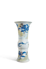 VASE EN PORCELAINE BLEU BLANC, ROUGE DE CUIVRE ET C&#201;LADON, GU