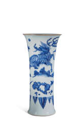 VASE CORNET EN PORCELAINE BLEU BLANC &#192; D&#201;COR DE QILIN