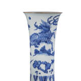 VASE CORNET EN PORCELAINE BLEU BLANC &#192; D&#201;COR DE QILIN - фото 1