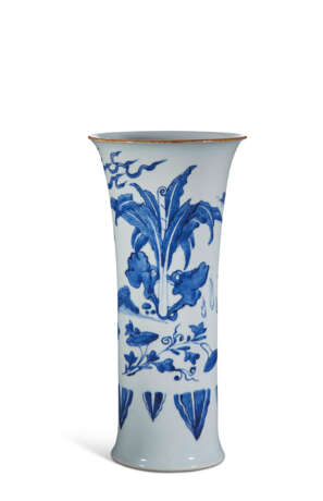 VASE CORNET EN PORCELAINE BLEU BLANC &#192; D&#201;COR DE QILIN - фото 2