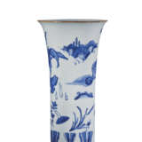 VASE CORNET EN PORCELAINE BLEU BLANC &#192; D&#201;COR DE QILIN - Foto 3