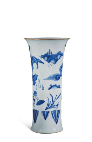 VASE CORNET EN PORCELAINE BLEU BLANC &#192; D&#201;COR DE QILIN - photo 3