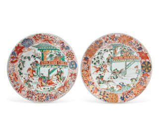 DEUX PLATS EN PORCELAINE DE LA FAMILLE VERTE ET IMARI