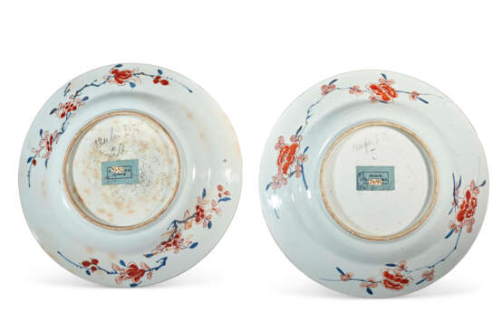 DEUX PLATS EN PORCELAINE DE LA FAMILLE VERTE ET IMARI - Foto 2