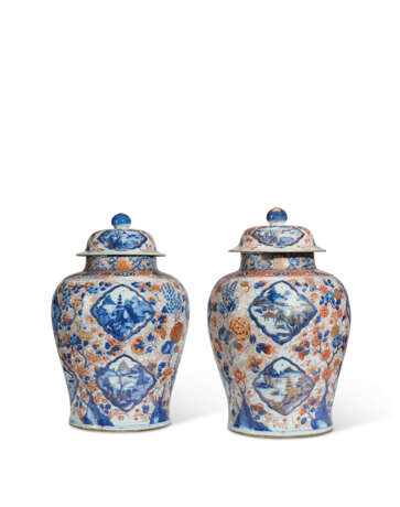 PAIRE DE POTICHES COUVERTES EN PORCELAINE IMARI - Foto 1