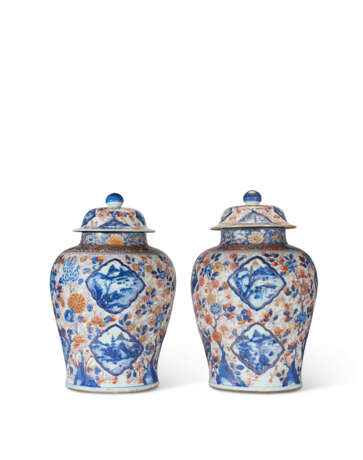 PAIRE DE POTICHES COUVERTES EN PORCELAINE IMARI - Foto 4