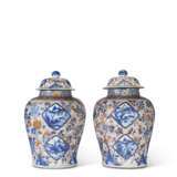 PAIRE DE POTICHES COUVERTES EN PORCELAINE IMARI - photo 4