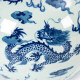 Chinesische Porzellanvase mit Drachen. - photo 2