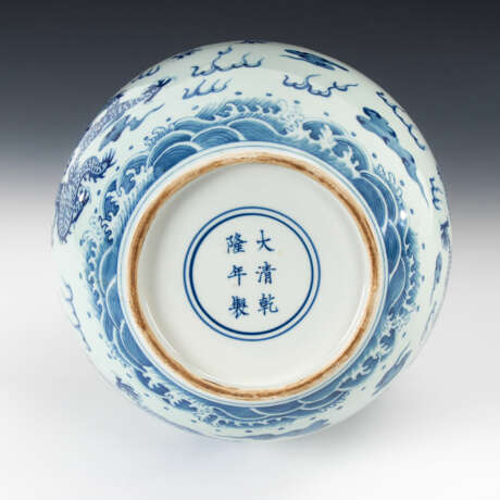 Chinesische Porzellanvase mit Drachen. - фото 3