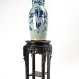 Große chinesische Vase auf Holztisch. - фото 3