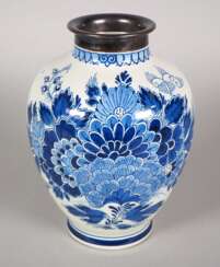 Delft, Fayence Vase mit 925er Silbermontierung, um 1900