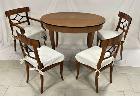 Biedermeier Tisch mit 4 Stühlen, einer davon als Armlehnstuhl - фото 1