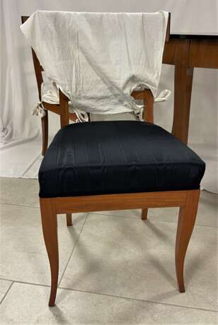 Biedermeier Tisch mit 4 Stühlen, einer davon als Armlehnstuhl - photo 3
