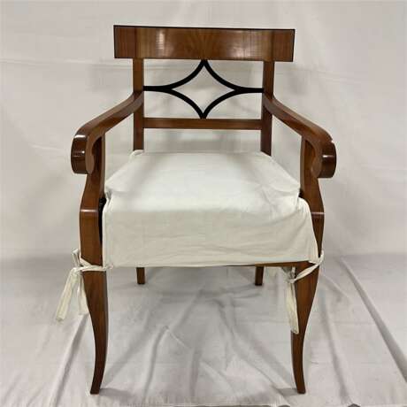 Biedermeier Tisch mit 4 Stühlen, einer davon als Armlehnstuhl - photo 6