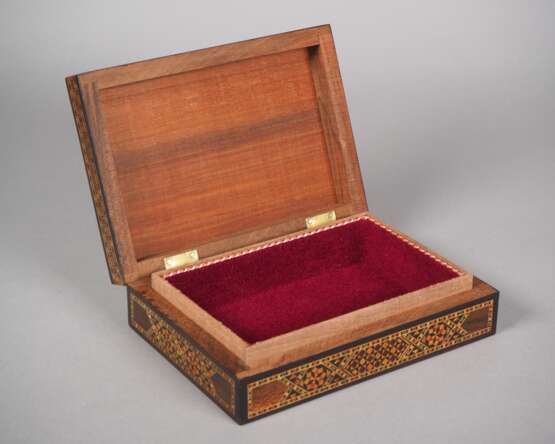 Orientalische Schatulle mit Einlegearbeiten, 20. Jh. - photo 2