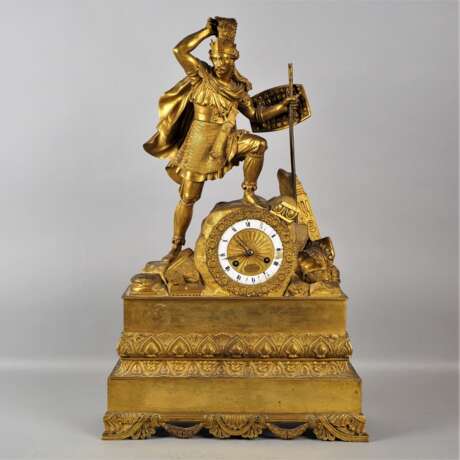 Große Empire-Figurenpendule mit römischem Krieger, Frankreich um 1810 - фото 1