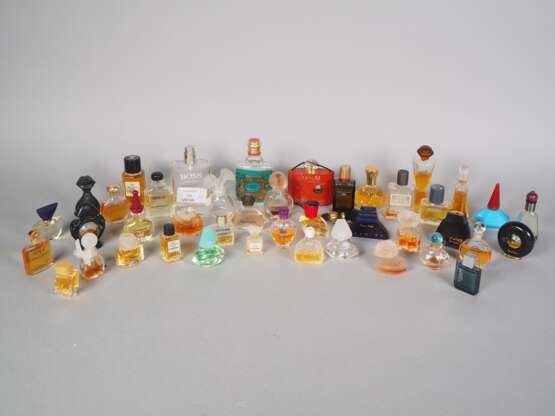 Konvolut Mini Parfum Flakons, verschiedene Füllstände, 20. Jh. - photo 1