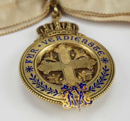 Preussen: Frauen-Verdienstkreuz, in Gold (1902-1906), im Etui. - Foto 3