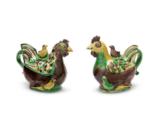 A PAIR OF GREEN, YELLOW AND AUBERGINE-GLAZED BISCUIT HEN-FORM EWERS AND COVERS - Foto 1