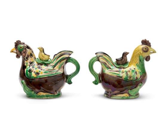 A PAIR OF GREEN, YELLOW AND AUBERGINE-GLAZED BISCUIT HEN-FORM EWERS AND COVERS - Foto 2