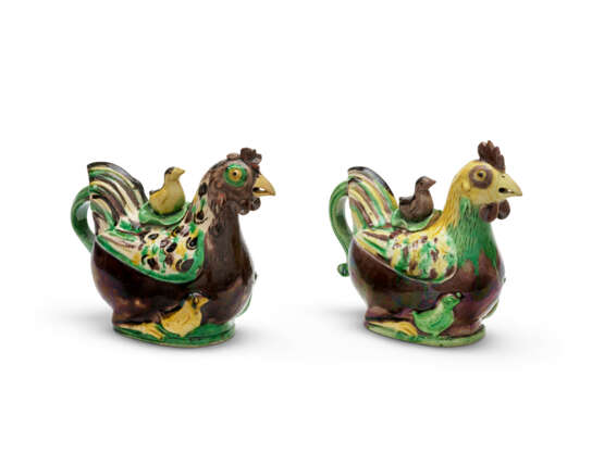 A PAIR OF GREEN, YELLOW AND AUBERGINE-GLAZED BISCUIT HEN-FORM EWERS AND COVERS - Foto 3