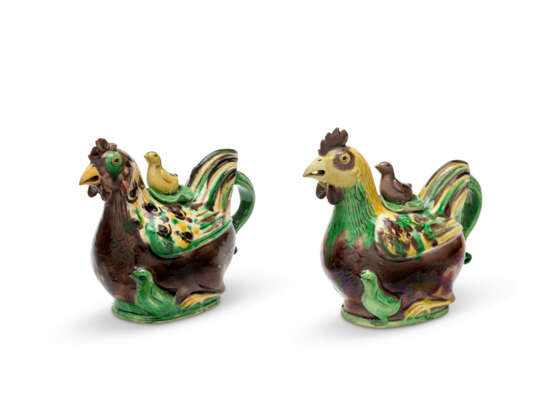 A PAIR OF GREEN, YELLOW AND AUBERGINE-GLAZED BISCUIT HEN-FORM EWERS AND COVERS - Foto 4