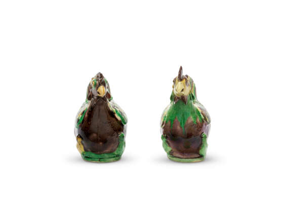 A PAIR OF GREEN, YELLOW AND AUBERGINE-GLAZED BISCUIT HEN-FORM EWERS AND COVERS - фото 5