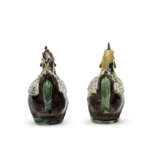 A PAIR OF GREEN, YELLOW AND AUBERGINE-GLAZED BISCUIT HEN-FORM EWERS AND COVERS - photo 6